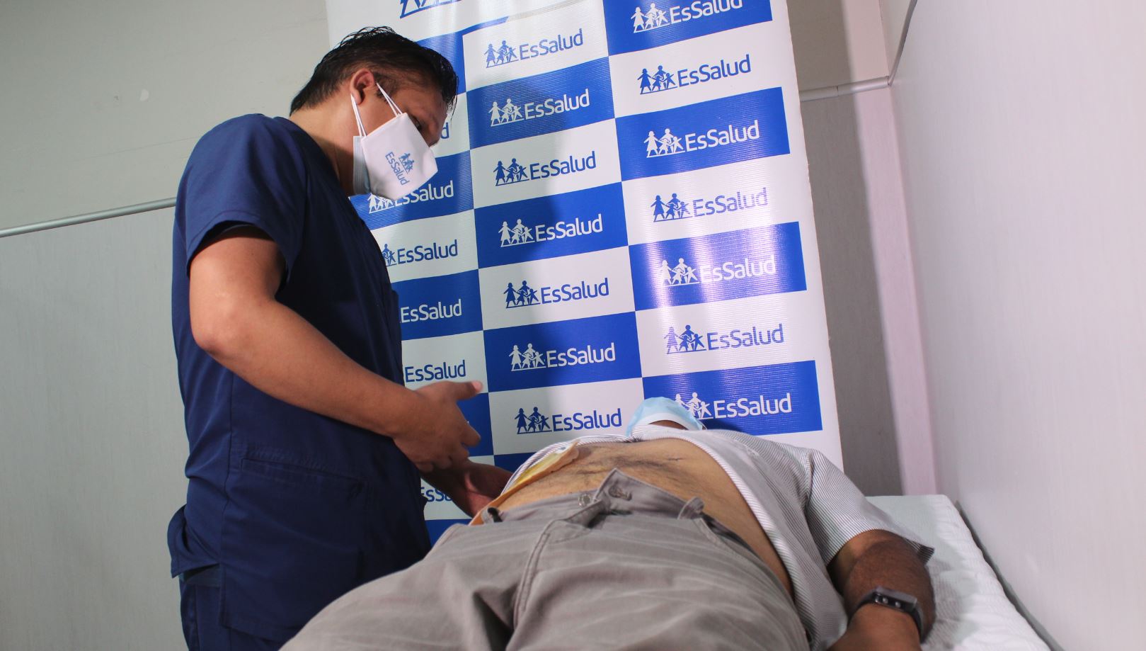 Essalud - ¡Proeza médica! Salvan vida a joven padre de familia extirpando su vesícula con cirugía 100 % laparoscópica