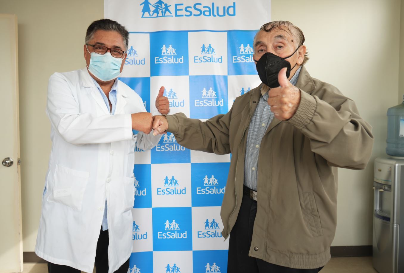 Essalud - EsSalud salva vida de adulto mayor tras extirparle un tumor de 10 kilos de los testículos