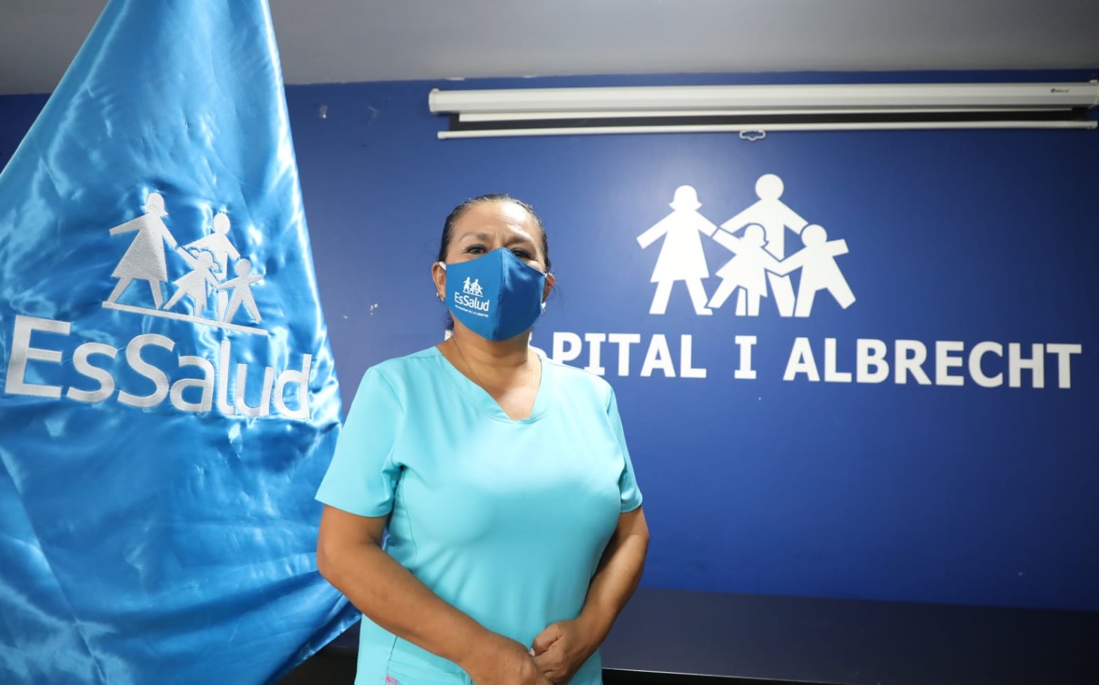 Essalud - Día de la Mujer: EsSalud La Libertad reconoce labor de enfermera que lideró vacunación en pandemia