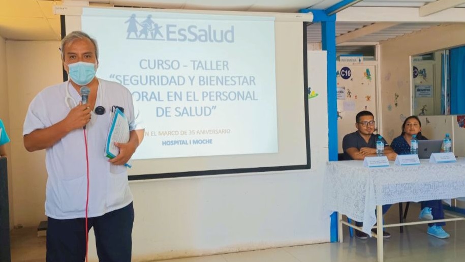 Essalud - EsSalud La Libertad capacita a Trabajadores del Hospital Moche en seguridad y bienestar laboral