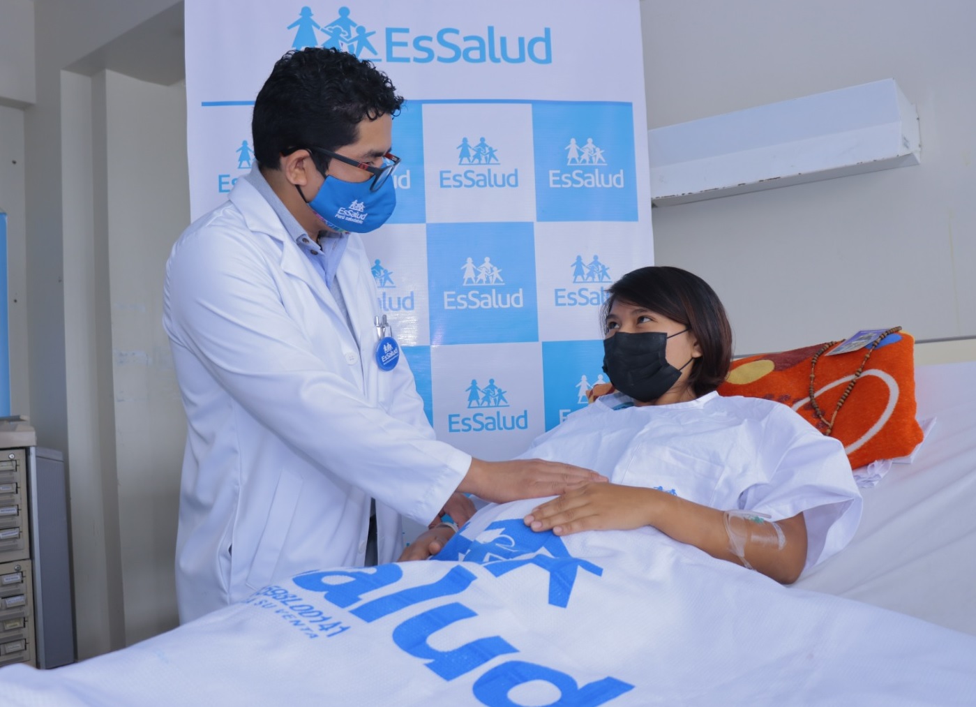 Essalud - Médicos de EsSalud Piura realiza primera cirugía fetal en el vientre materno