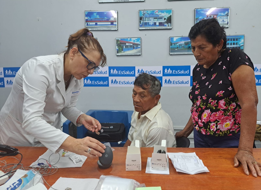 Entregan audífonos medicados a pacientes con discapacidad auditiva de  Loreto - Essalud