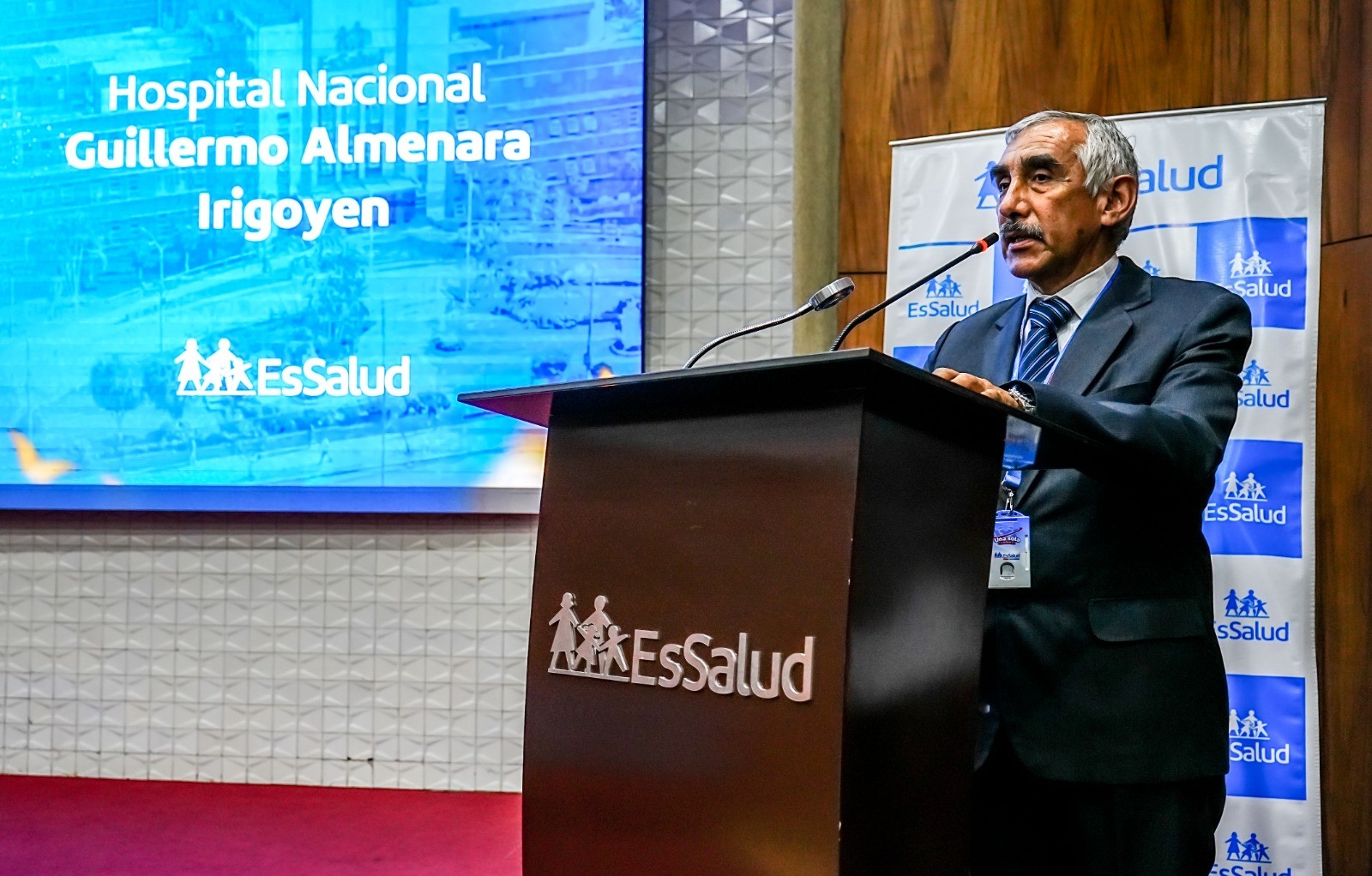 Essalud - Médico Víctor Hugo Torres asume la gerencia de la Red Prestacional Almenara de EsSalud