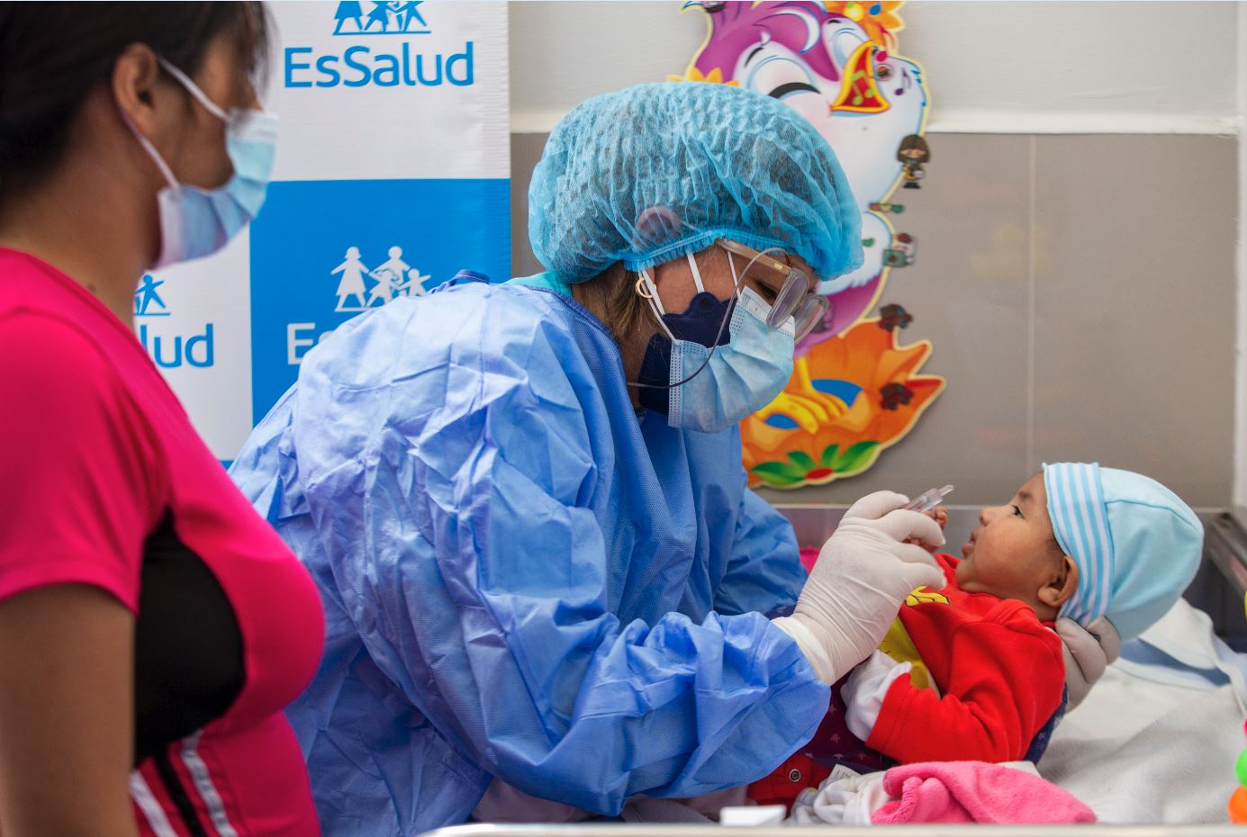 Essalud - EsSalud incentiva la vacunación para proteger a la población de la polio y el sarampión