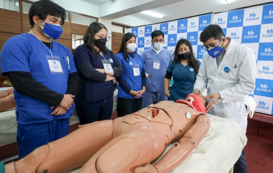 Essalud - Escuela de Emergencia de EsSalud capacitó a más de 2000 profesionales de la salud en primer trimestre del 2023