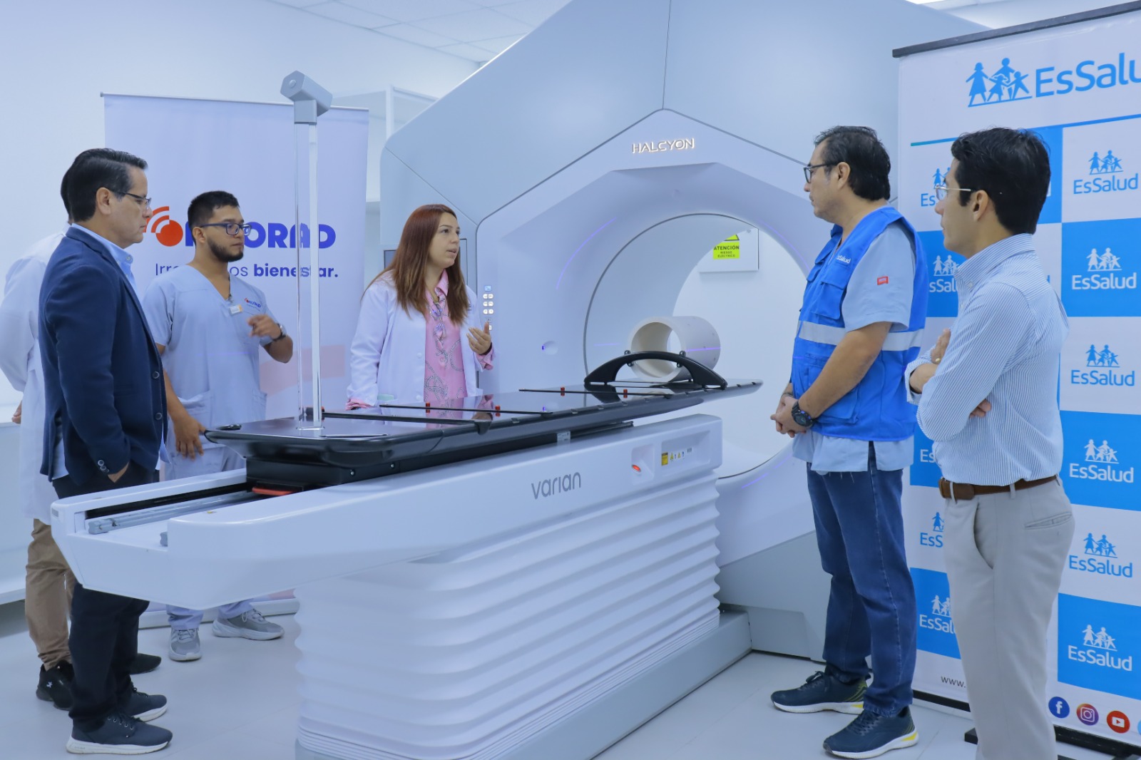 Essalud - EsSalud Piura realiza radioterapia a pacientes tras convenio con clínica oncológica