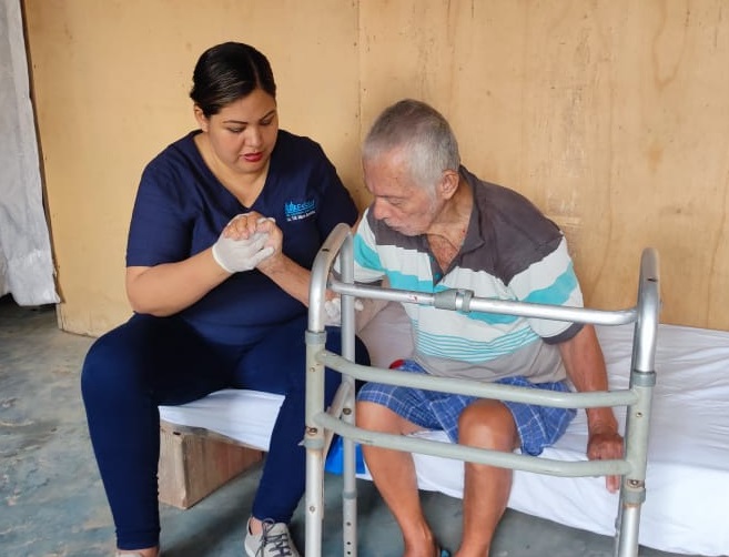Padomi de EsSalud Madre de Dios brinda atención a pacientes en terapia física y rehabilitación