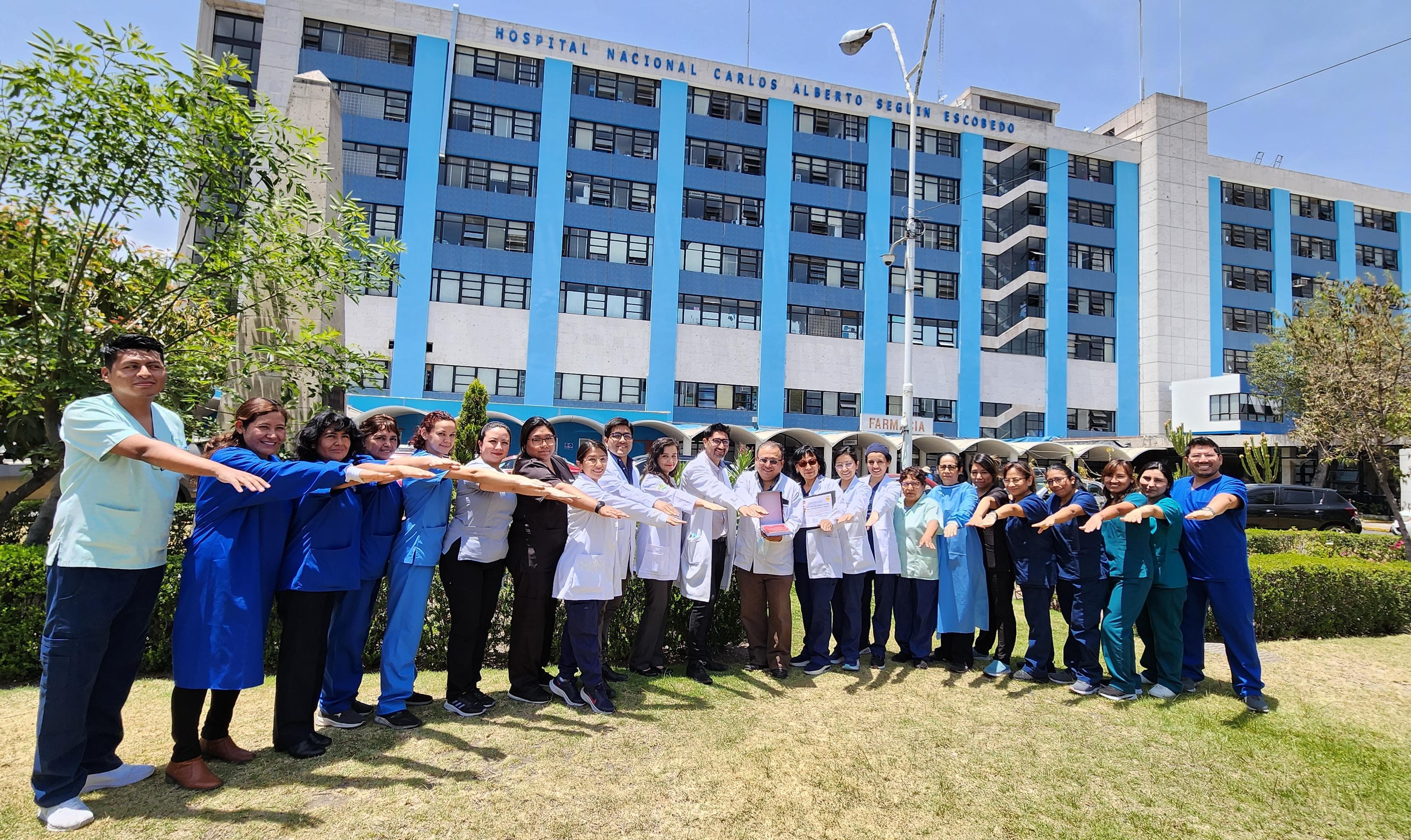 Laboratorio del Hospital Carlos Seguín de EsSalud Arequipa recibe reconocimiento