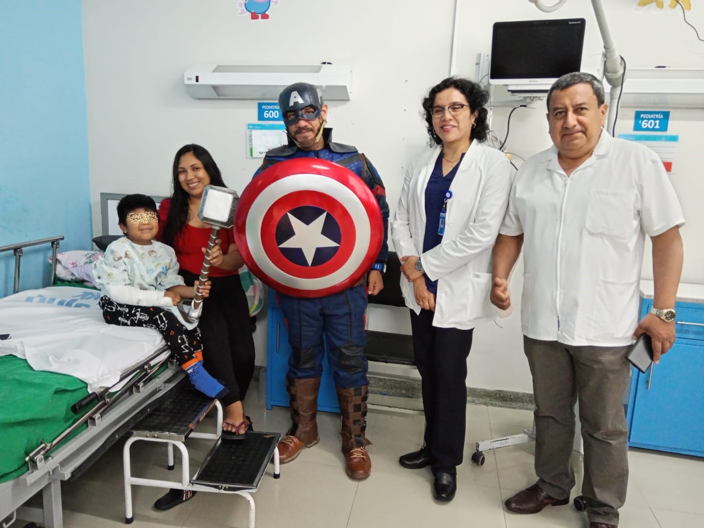 Essalud - Doctor se disfraza de “Capitán América” y visita a niños hospitalizados en EsSalud Áncash