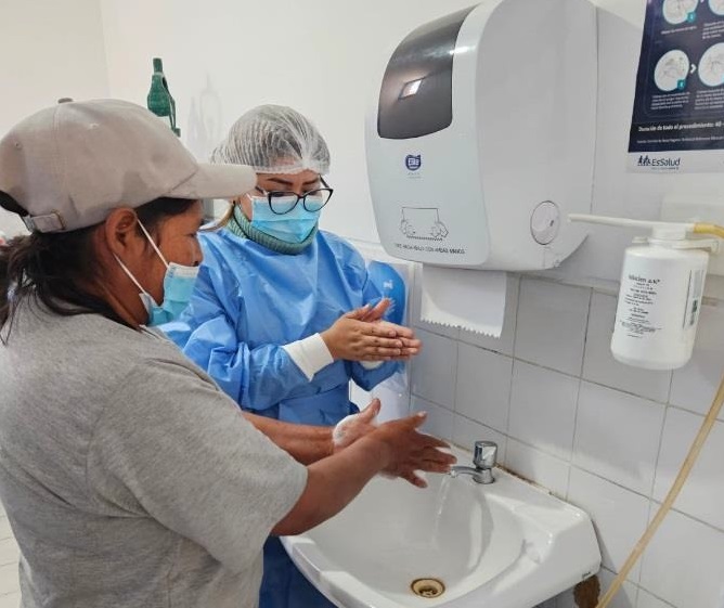 Essalud - EsSalud Tacna fortalece práctica de lavado de manos con campañas informativas